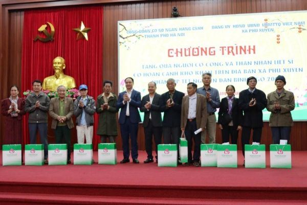 Những cán bộ “áo hồng” thủ đô với chương trình “Xuân yêu thương - Tết sẻ chia”