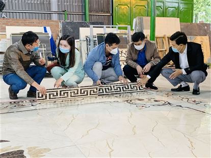 Những chàng trai “khắc hoa” lên đá