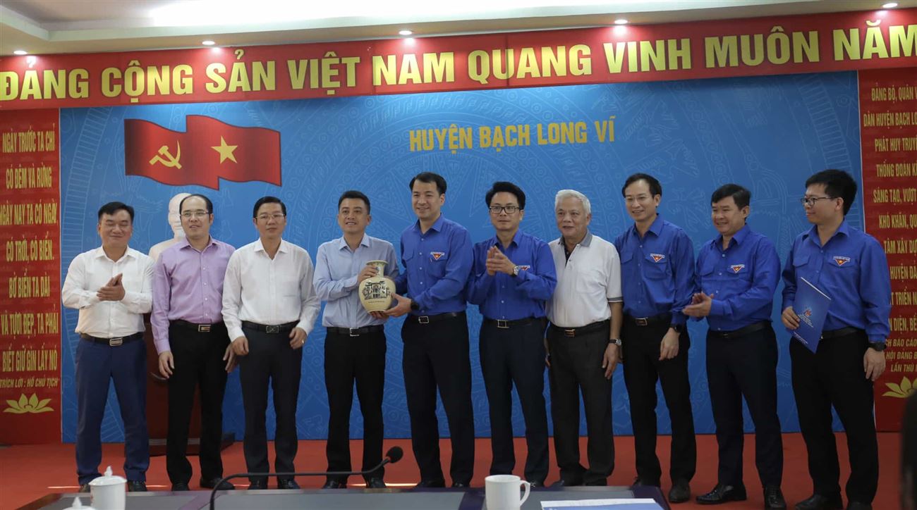 Bí thư T.Ư Đoàn Ngô Văn Cương thăm, tặng quà tại huyện đảo Thanh niên Bạch Long Vĩ