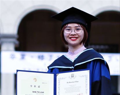 Vươn lên từ đồi chè, cô gái chinh phục bằng tiến sĩ Đại học Tokyo