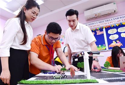 Hai học sinh lớp 8 thiết kế sản phẩm AI giải quyết ùn tắc giao thông