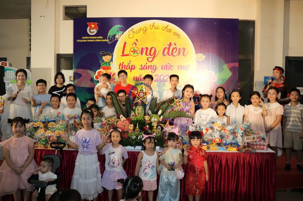 Lồng đèn thắp sáng ước mơ – Trọn vẹn yêu thương trong mùa Trung thu trăng sáng