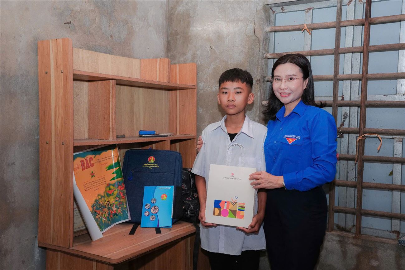 Trung ương Đoàn hỗ trợ 1,2 tỷ đồng cho bà con vùng bão lũ Hà Tĩnh