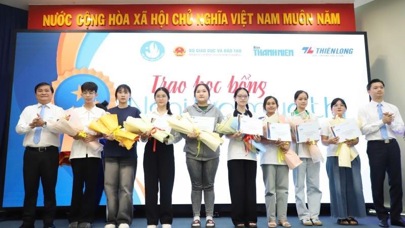 Trao học bổng Nghị lực mùa thi cho các tân sinh viên khó khăn