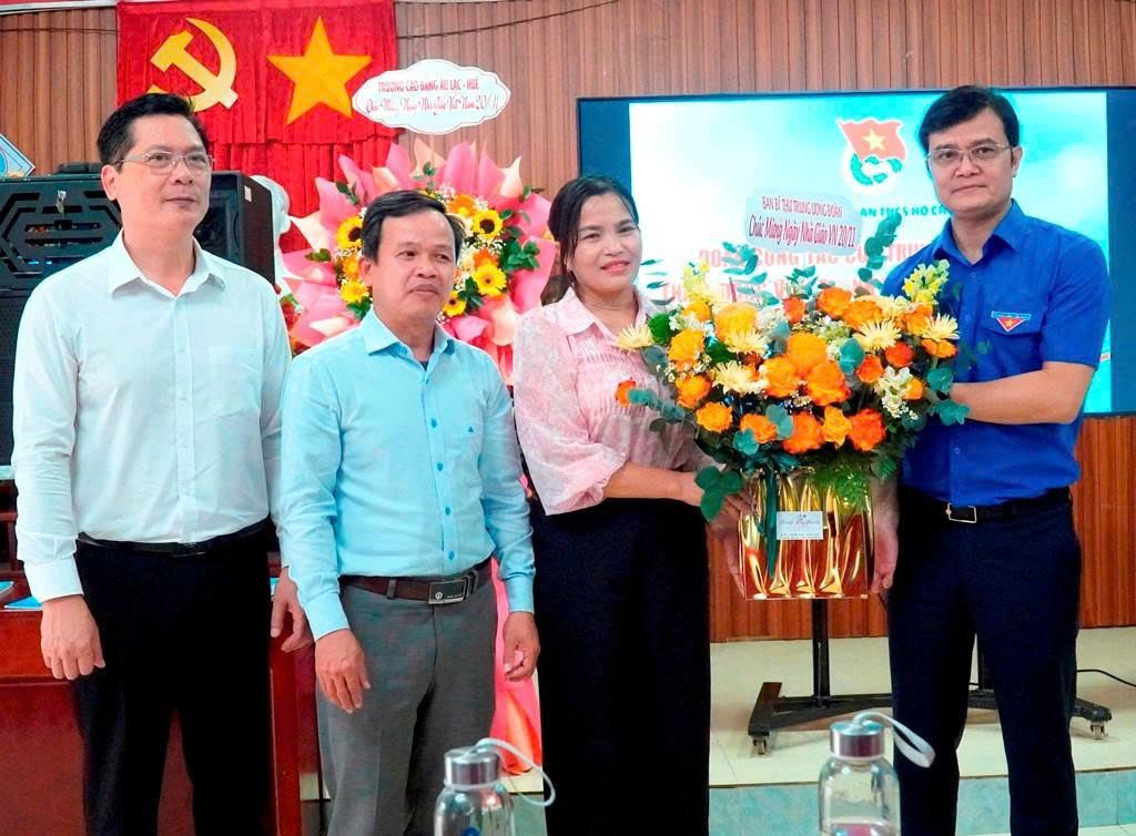 Bí thư thứ nhất T.Ư Đoàn thăm, chúc mừng Ngày Nhà giáo Việt Nam; trao hỗ trợ khắc phục hậu quả sau bão lũ tại Thành phố Huế