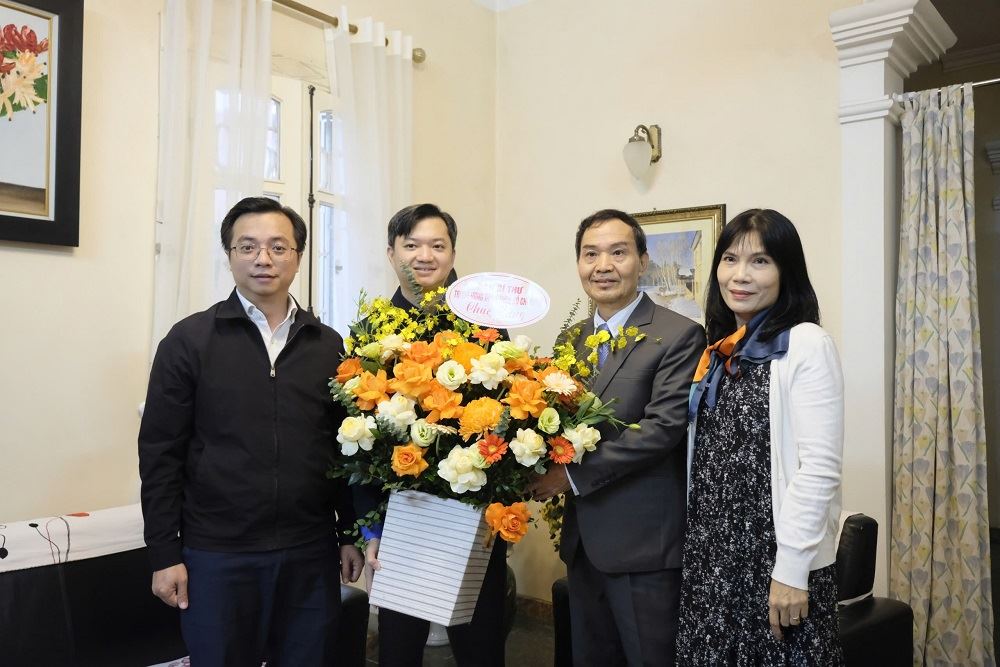 Bí thư T.Ư Đoàn, Chủ tịch Hội SVVN thăm, chúc mừng Ngày nhà giáo Việt Nam 20/11