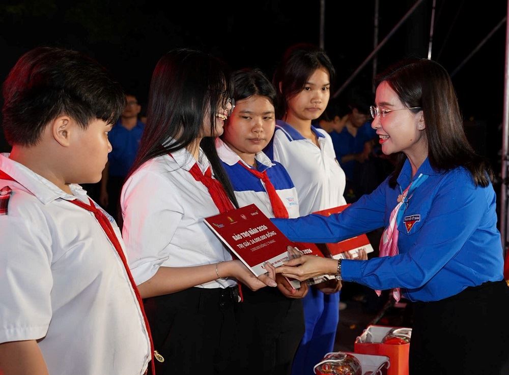 Mang mùa xuân đến với 1.092 em thiếu nhi miền sông nước, các xã biên giới và thiếu nhi mồ côi
