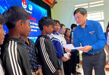 Trung ương Đoàn trao tặng nhiều phần quà, học bổng ý nghĩa cho người dân, học sinh vùng sâu Gia Lai