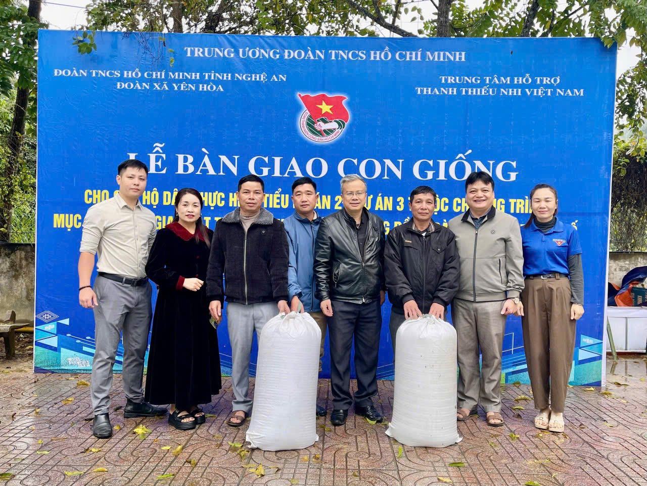 Trao Chìa khóa hỗ trợ sinh kế mô hình Ao nuôi bền vững cho thanh niên và đồng bào dân tộc tỉnh Nghệ An