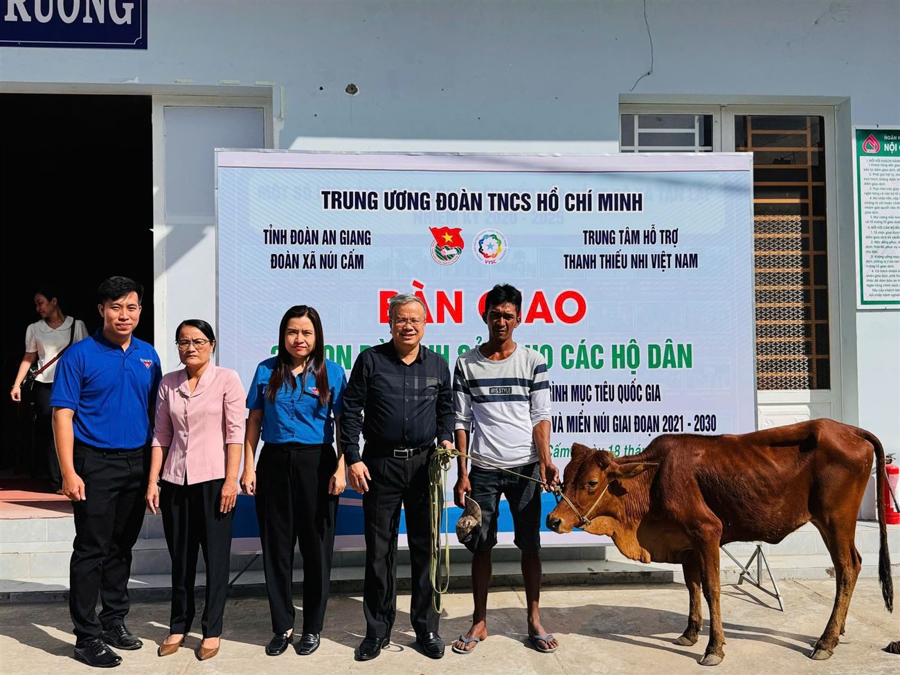 HỖ TRỢ SINH KẾ CHO ĐỒNG BÀO DÂN TỘC THIỂU SỐ TẠI XÃ TRI TÔN VÀ XÃ NÚI CẤM (AN GIANG)