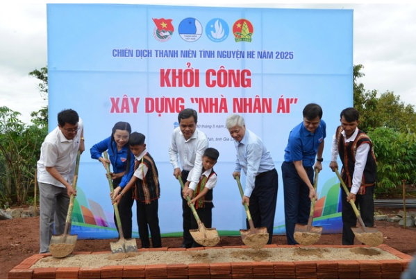 Xây tặng nhà nhân ái cho gia đình em Rơ Châm Quyên