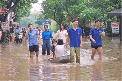 Thanh niên Hà Nội giúp dân sơ tán khỏi vùng lũ lụt