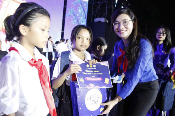 Bí thư Trung ương Đoàn Hồ Hồng Nguyên dự Trung thu ở Bắc Ninh