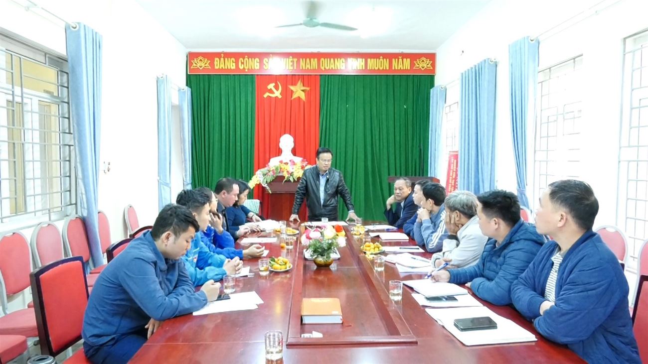 Trung tâm Hỗ trợ Thanh thiếu nhi Việt Nam tổng kết mô hình nuôi gà thịt và hỗ trợ 30.000 cây keo giống cho nhân dân, gia đình thanh niên