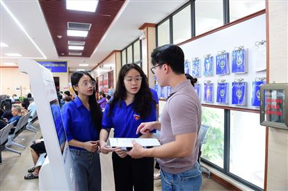 Nụ cười Gen Alpha ở trung tâm hành chính công