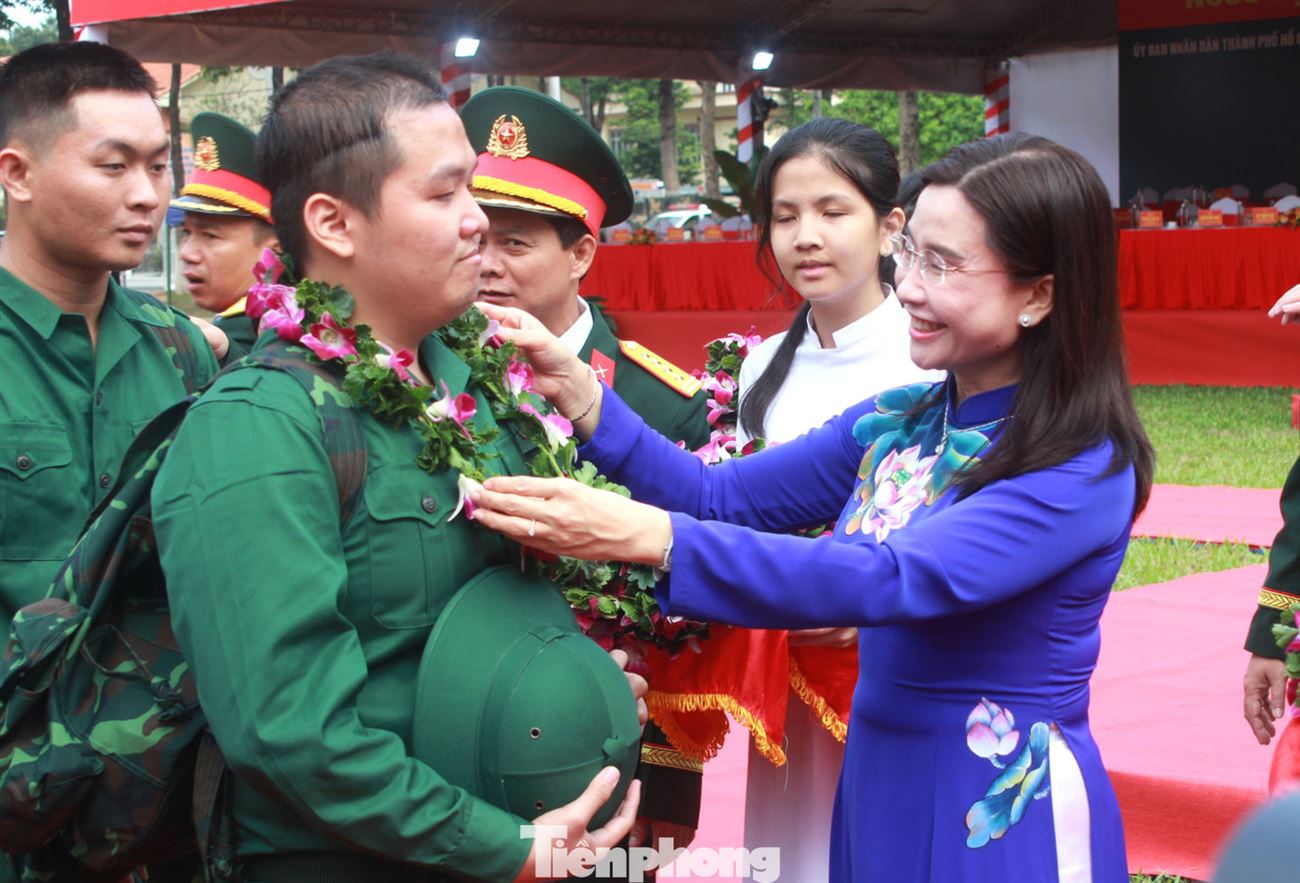 Bí thư Trung ương Đoàn Nguyễn Phạm Duy Trang tiễn thanh niên TPHCM lên đường nhập ngũ