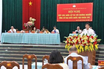 Giá xăng dầu, việc làm cho người miền núi… làm ‘nóng’ hội trường tiếp xúc cử tri