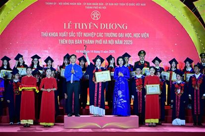 Vinh danh 95 thủ khoa tốt nghiệp xuất sắc các trường đại học, học viện trên địa bàn Thủ đô
