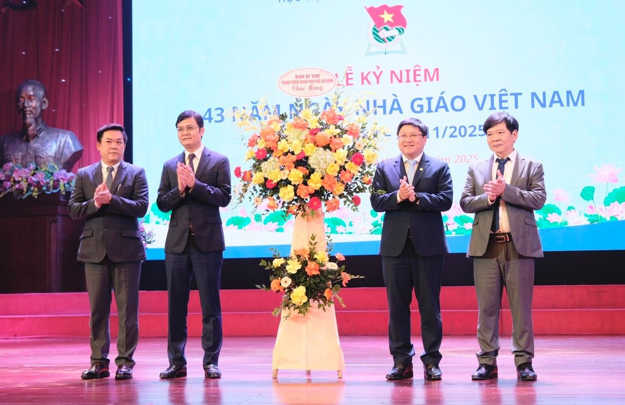 Bí thư thứ nhất Trung ương Đoàn chúc mừng Học viện Thanh thiếu niên Việt Nam nhân ngày 20/11