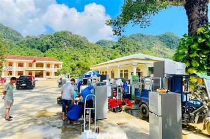 Bạn trẻ sửa chữa đồ điện tử miễn phí cho bà con vùng lũ