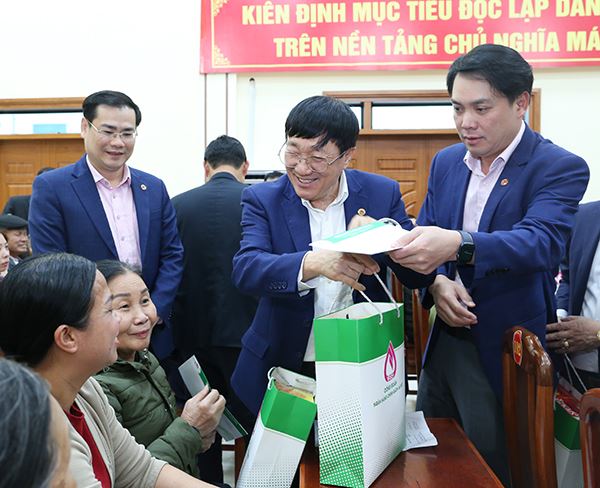 Lan tỏa Tết ấm đến với hộ nghèo, gia đình chính sách ở phường Tiền Phong