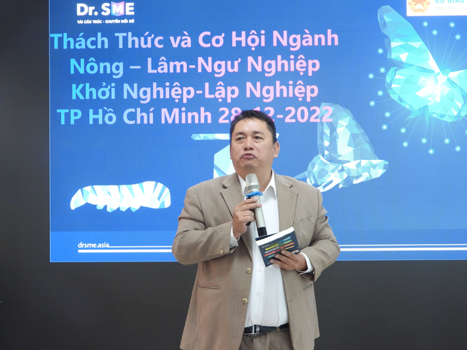 Các diễn giả trình bày về câu chuyện khởi nghiệp đối với sinh viên ngành nông, lâm, ngư. Ảnh: Trần Trung.