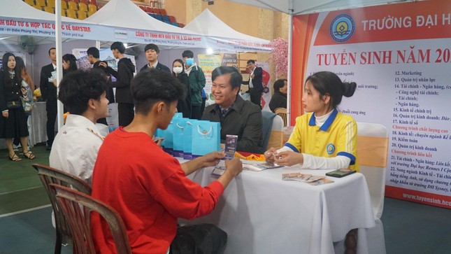 Tư vấn hướng nghiệp, giới thiệu việc làm cho 1.800 đoàn viên, thanh niên Huế ảnh 2