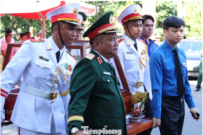 Bí thư Thường trực Trung ương Đoàn tiễn đưa anh hùng liệt sĩ tại công viên Lê Thị Riêng