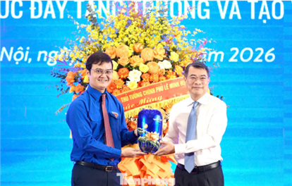 Thủ tướng Lê Minh Hưng tặng hoa chúc mừng 70 năm Ngày truyền thống Hội LHTN Việt Nam
