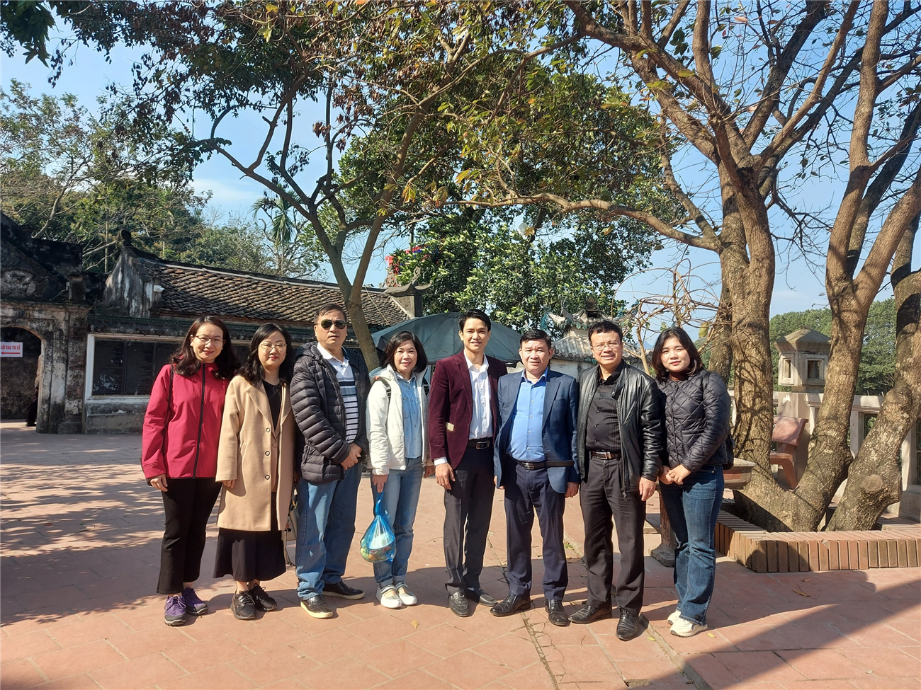 Công đoàn Trung tâm Hỗ trợ Thanh thiếu nhi Việt Nam tổ chức dâng hương tưởng niệm tại đền Đức Thánh Cả, chùa Chòng kết hợp tham quan một số mô hình nông nghiệp trong thanh niên tại huyện Ứng Hòa, thành phố Hà Nội.