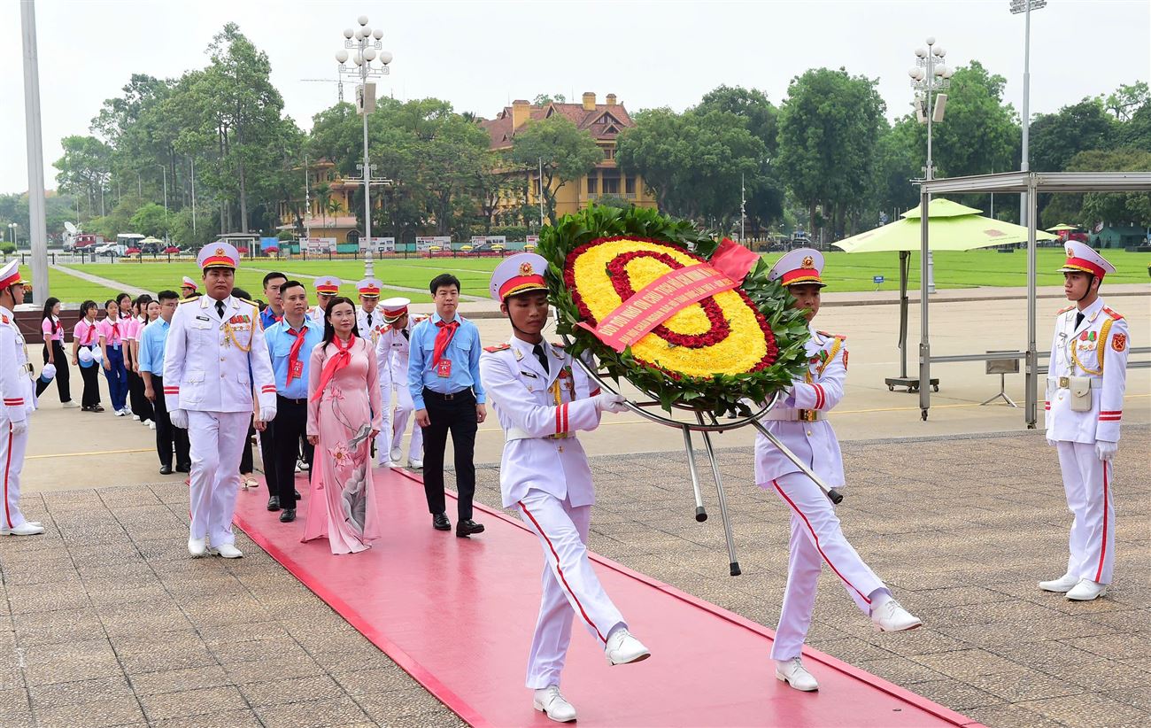 Đoàn đại biểu tham dự Đại hội Cháu ngoan Bác Hồ toàn quốc lần thứ X, năm 2025 báo công dâng Bác