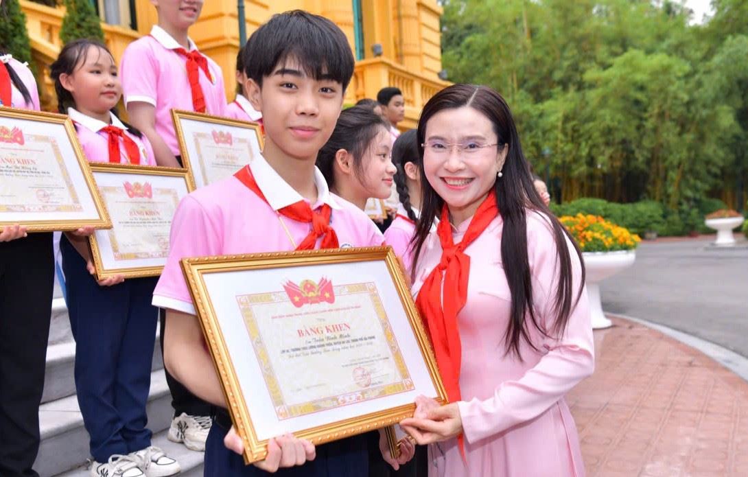 44 đại biểu cháu ngoan Bác Hồ được trao giải thưởng Kim Đồng tại Phủ Chủ tịch
