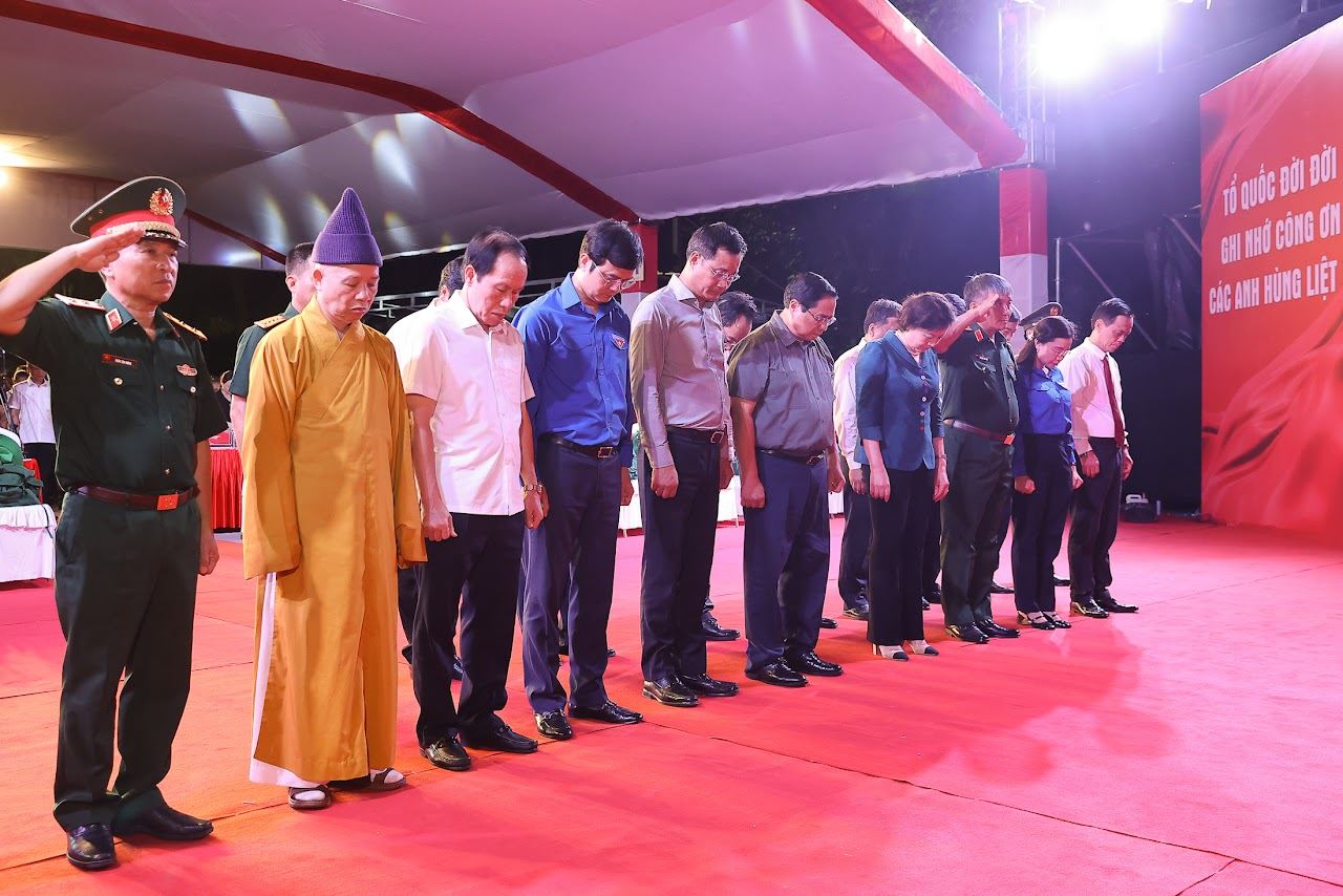 Xúc động lễ thắp nến tri ân tại Nghĩa trang liệt sĩ Trường Sơn