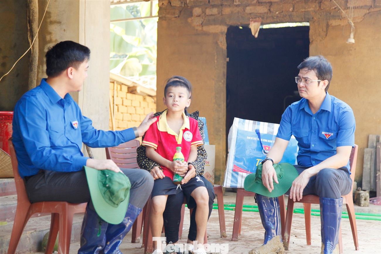 Bí thư thứ nhất T.Ư Đoàn thăm hỏi, trao hỗ trợ cho người dân vùng ngập lũ