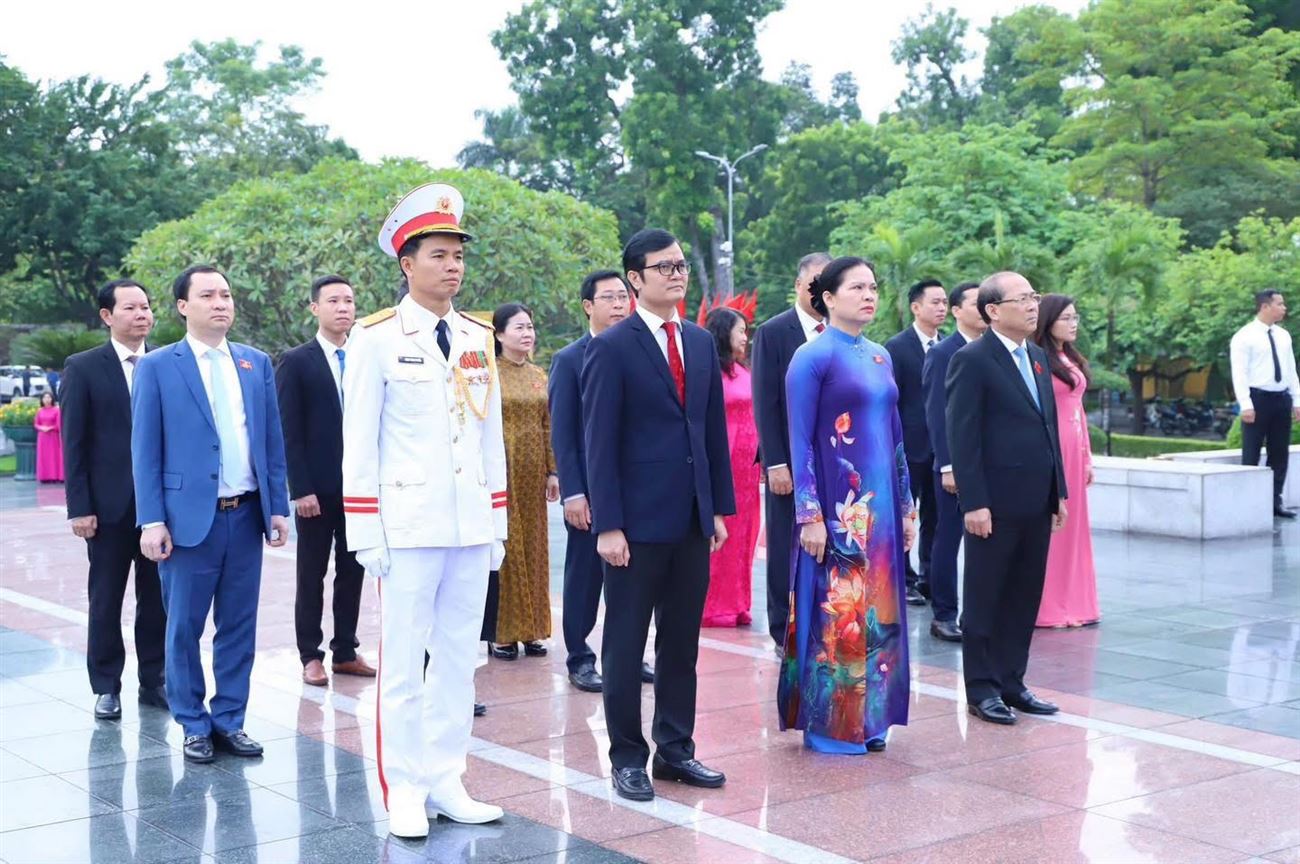 Đoàn đại biểu dự Đại hội thi đua yêu nước Cơ quan Ủy ban Trung ương MTTQ Việt Nam vào Lăng báo công dâng Bác