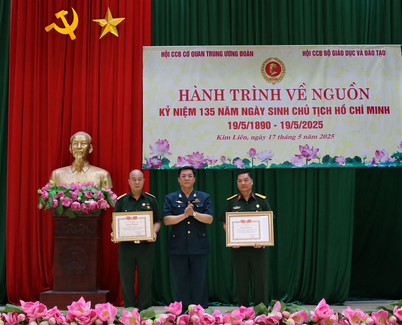 Hội Cựu chiến binh cơ quan Trung ương Đoàn dâng trọn nghĩa tình về quê Bác