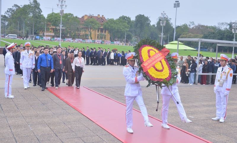 87 đại biểu thanh niên Trung Quốc vào lăng viếng Chủ tịch Hồ Chí Minh