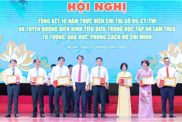 Tuyên dương 8 tập thể và 53 cá nhân điển hình trong học và làm theo Bác