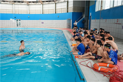 Phường Ngọc Hà tuyên truyền phòng chống đuối nước mùa hè cho học sinh tại Bể bơi Khăn Quàng Đỏ