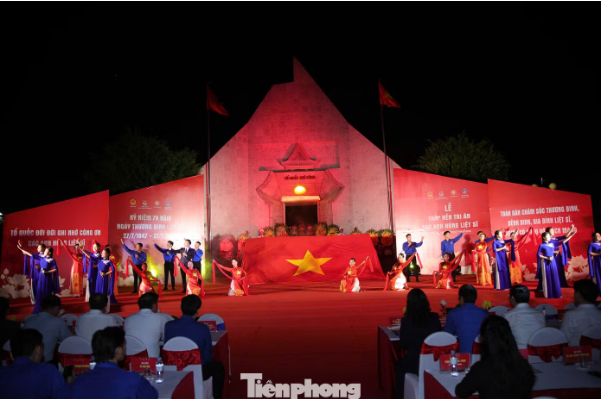 Hàng vạn người thắp sáng ngọn nến tri ân tại nghĩa trang liệt sĩ Việt - Lào