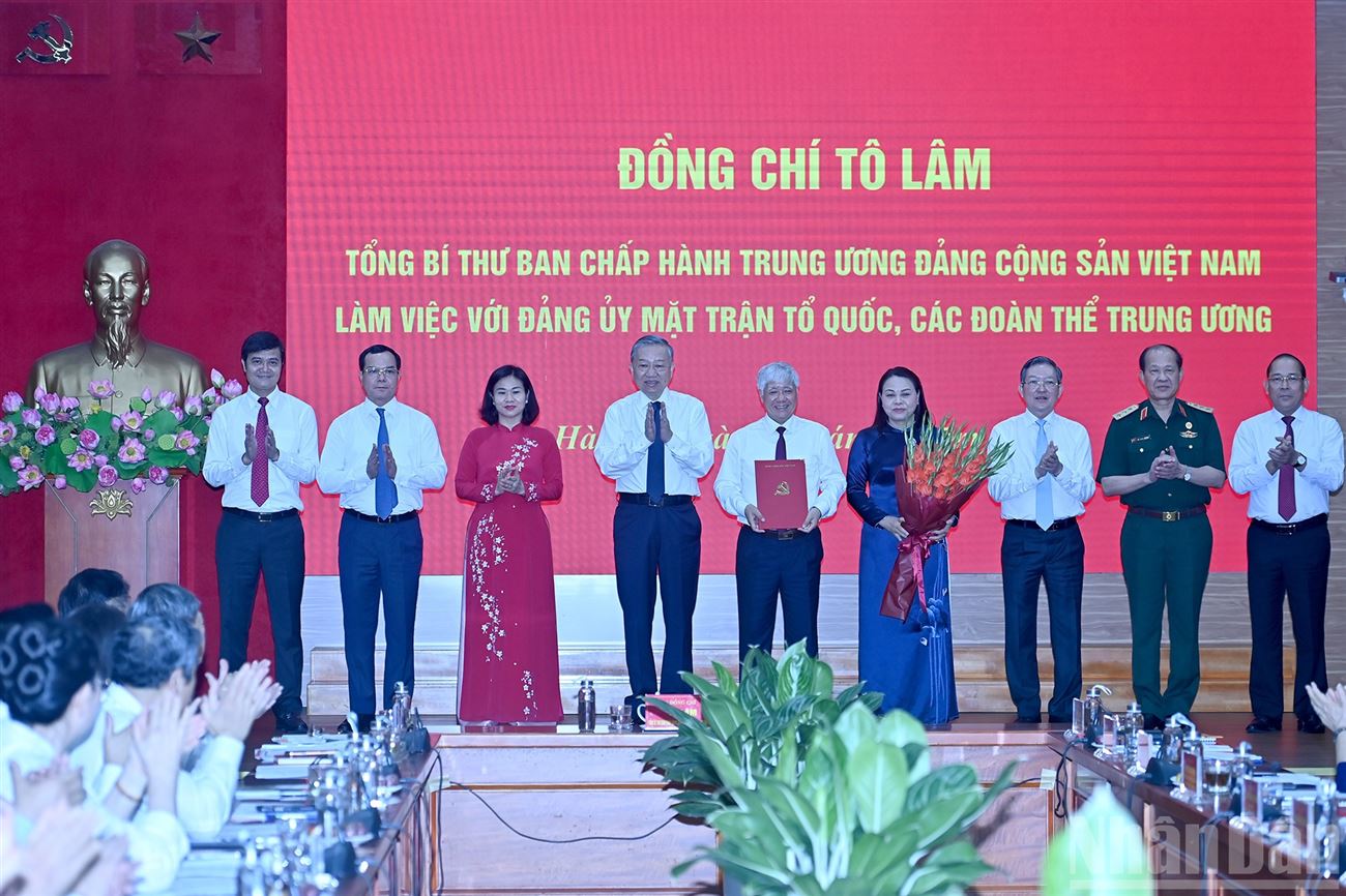 Tổng Bí thư Tô Lâm trao Quyết định thành lập Cơ quan Ủy ban Trung ương MTTQ Việt Nam