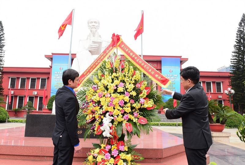 Đoàn đại biểu Gặp gỡ hữu nghị thanh niên Việt Nam-Trung Quốc dâng hoa Chủ tịch Hồ Chí Minh