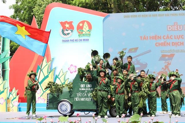 Thiếu nhi TPHCM tái hiện khoảnh khắc toàn thắng của Chiến dịch Hồ Chí Minh