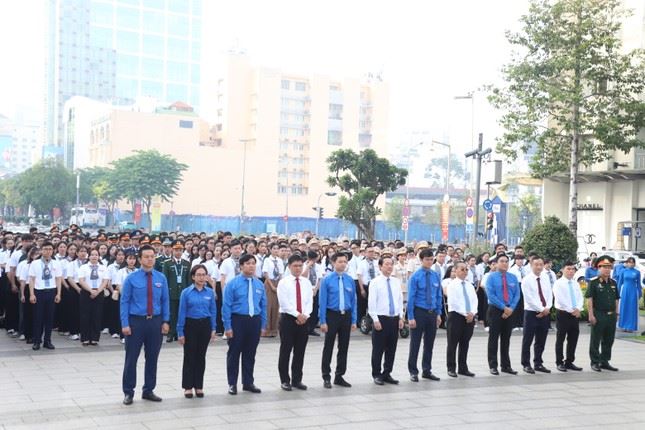 444 đại biểu dâng hoa Chủ tịch Hồ Chí Minh, đón nhận Huy hiệu Thanh niên tiên tiến làm theo lời Bác