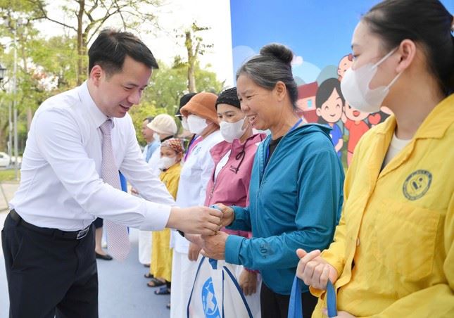 Thanh niên tiên phong đến những vùng khó, hỗ trợ chăm sóc sức khỏe bà mẹ và trẻ em