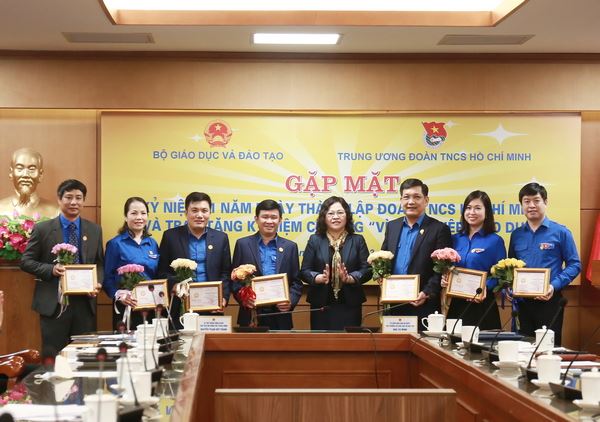 Trao tặng kỷ niệm chương Vì sự nghiệp giáo dục” cho 10 cán bộ Đoàn