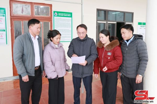 Giám đốc Phòng giao dịch NHCSXH Bắc Yên Lê Văn Thắng hướng dẫn tận tình quy trình, thủ tục vay vốn tín dụng chính sách tới người dân
