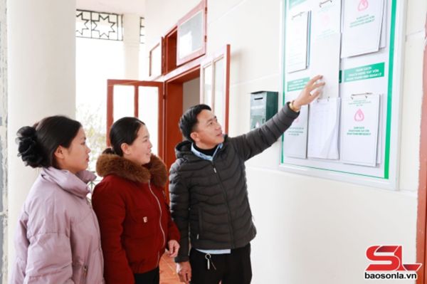 Người dân xã Xím Vàng tìm hiểu về các chương trình cho vay ưu đãi
