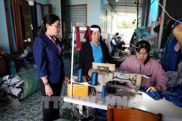 Chủ tịch Hội Phụ nữ xã Long Cang Hoàng Uyên (ngoài cùng bên trái) thăm Tổ hợp may có vay vốn NHCSXH của chị Lê Thị Giang