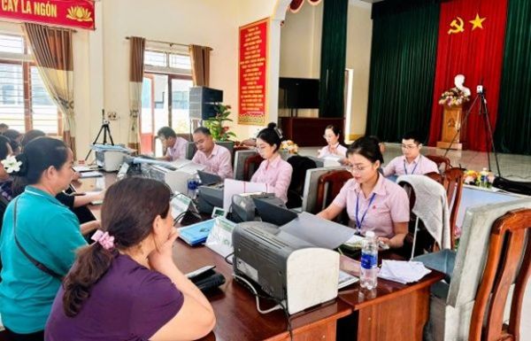 Cán bộ NHCSXH “3 cùng”: cùng bàn bạc với chính quyền và đoàn thể, cùng hướng dẫn người dân vay vốn thuận lợi, cùng theo dõi và hỗ trợ sử dụng vốn đúng mục đích
